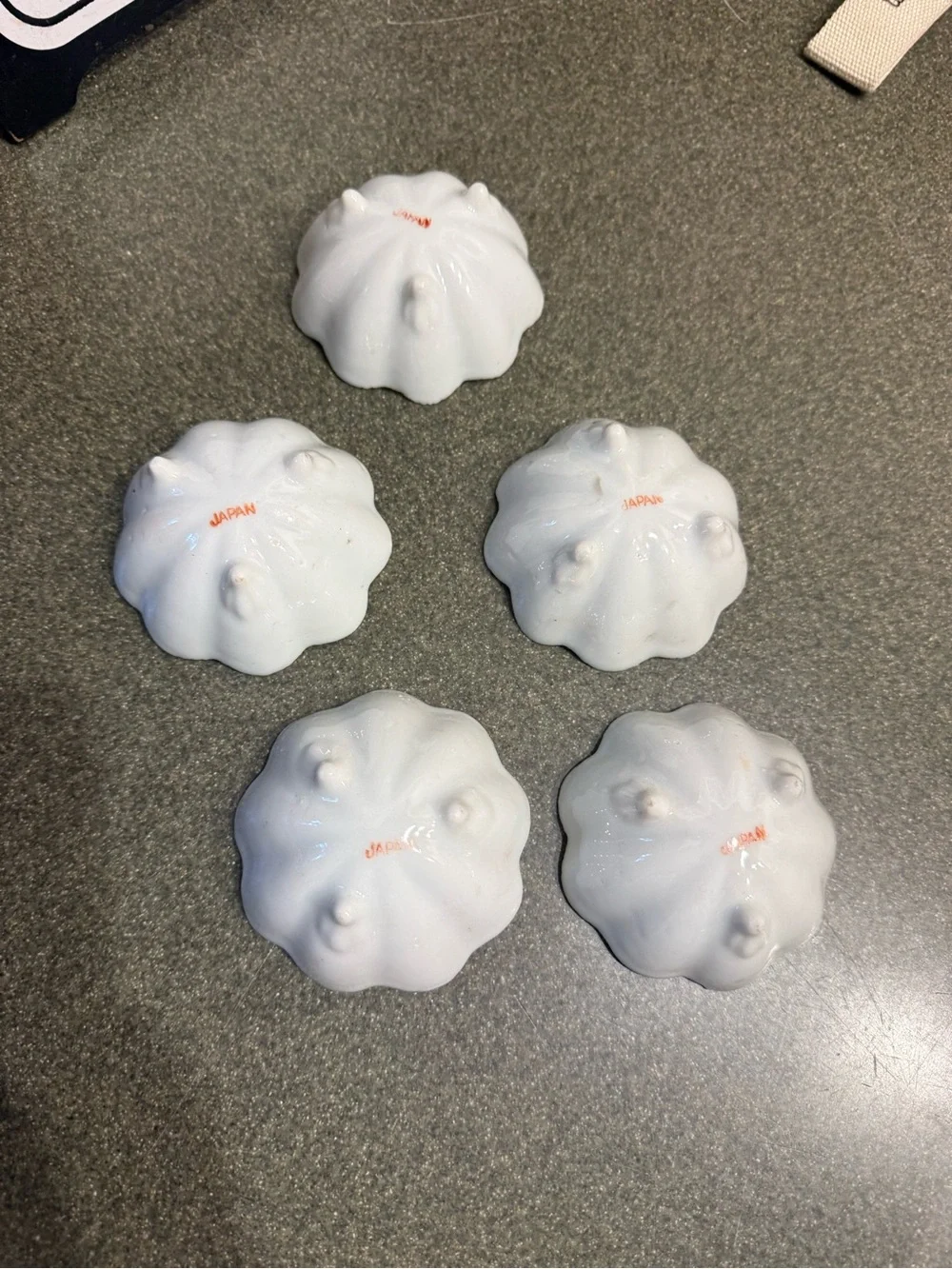 Tobin’s Nippon Vitage Scalloped Ceramic Berry Bowls in White.